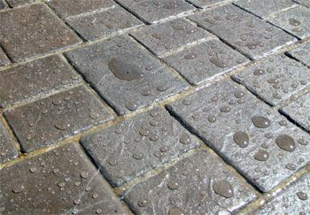 Как защитить тротуарную плитку от наледи?